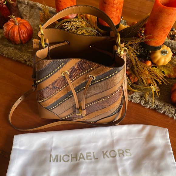 🤎”MICHAEL KORS MERCER BUCKET STYLE PURSE”🤎 - Picture 8 of 8